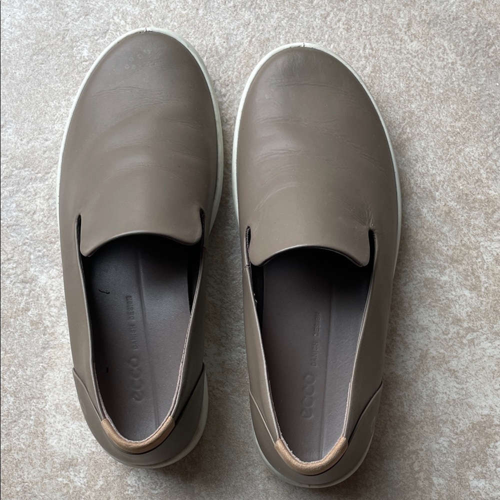 ECCO women’s taupe leather shoes